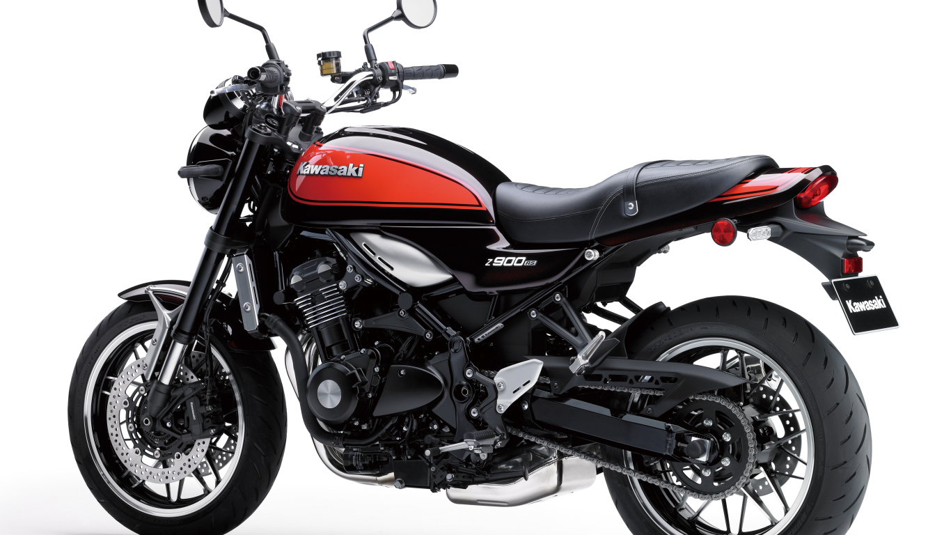 Большой мотоцикл Kawasaki Z900RS на белом фоне