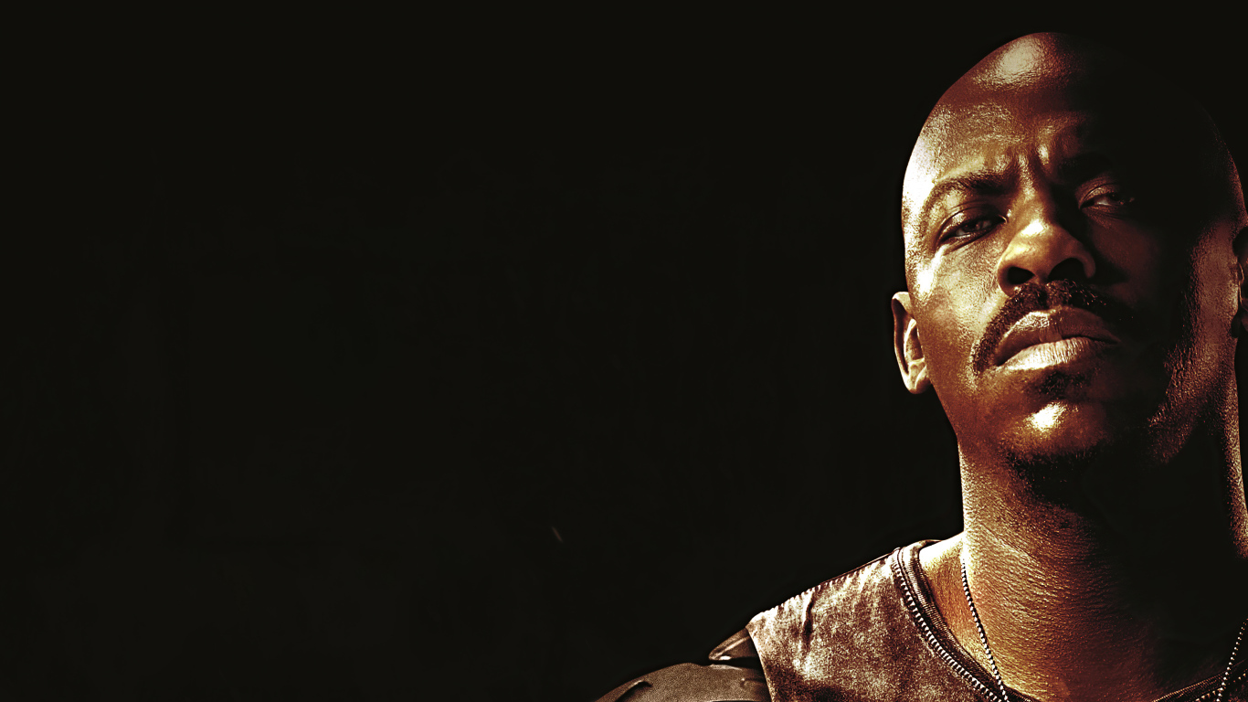 Джакс персонаж фильма Мортал Комбат на черном фоне, 2021