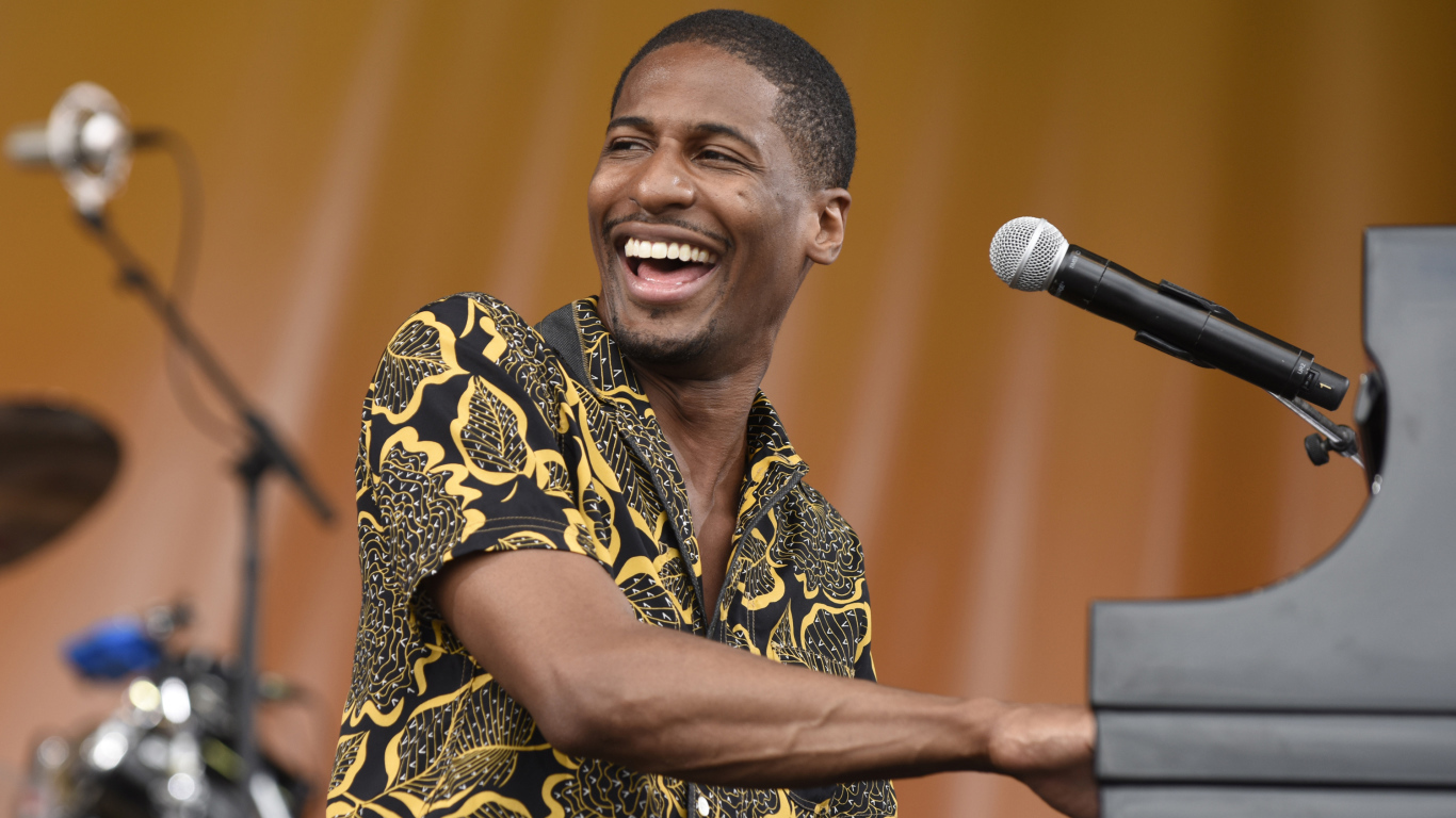 Американский музыкант Джонатан Батисте с микрофоном