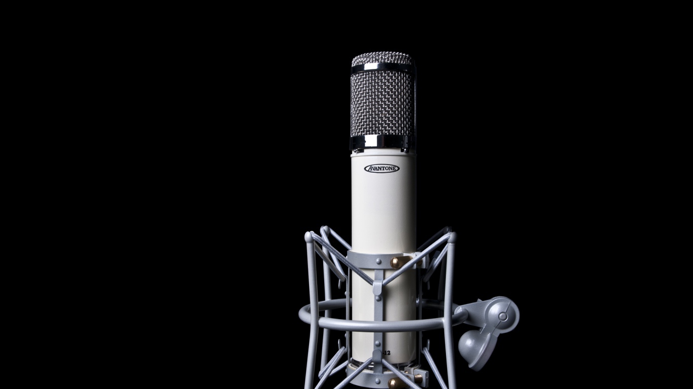 Конденсаторный микрофон на черном фоне