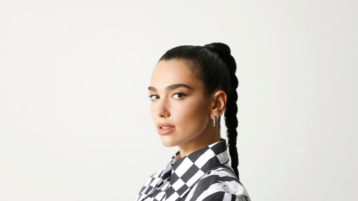 Певица Дуа Липа с косой на голове