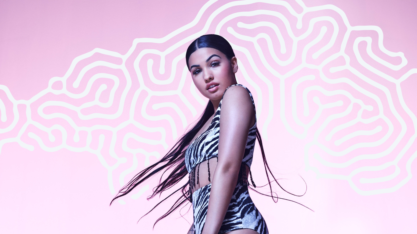 Певица Mabel  на розовом фоне