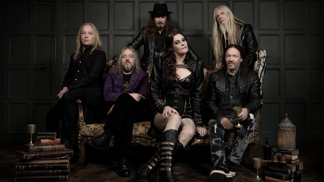 Состав группы Nightwish сидит на диване