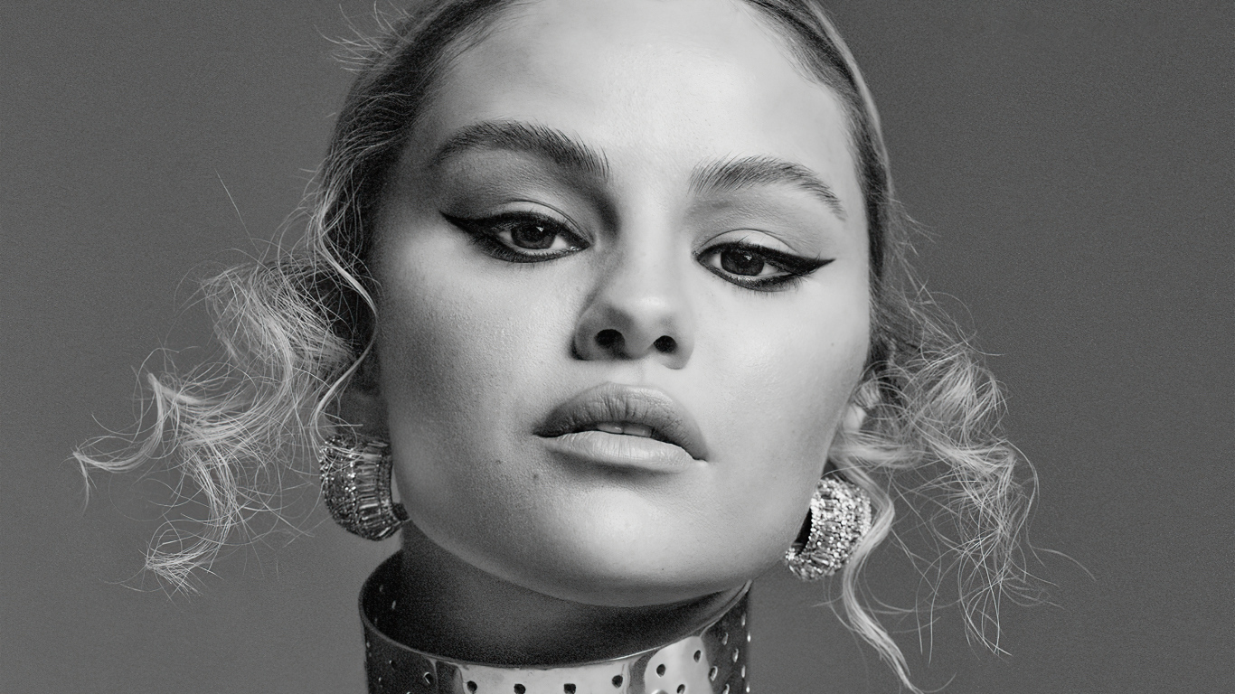 Лицо певицы Селена Гомес на сером фоне