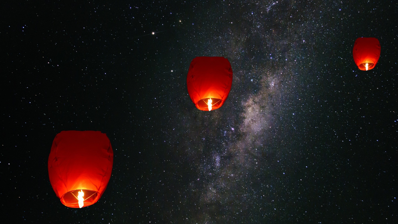 Зажженные китайские фонарики в небе 