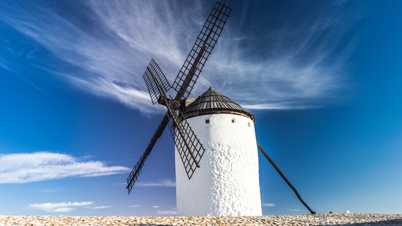 Белая ветряная мельница на фоне голубого неба