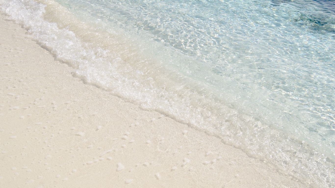 Чистая вода на белом морском песке