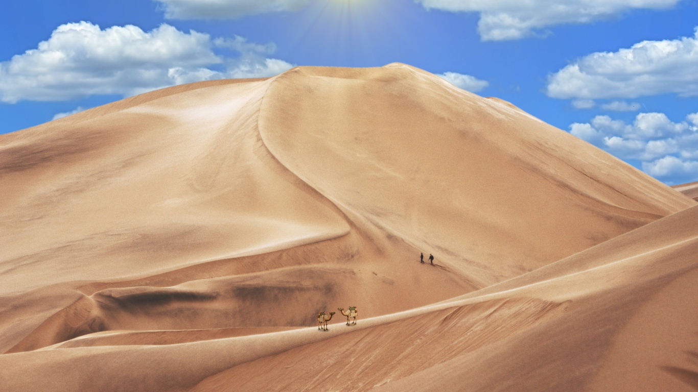 Высокая песчаная дюна под голубым небом 
