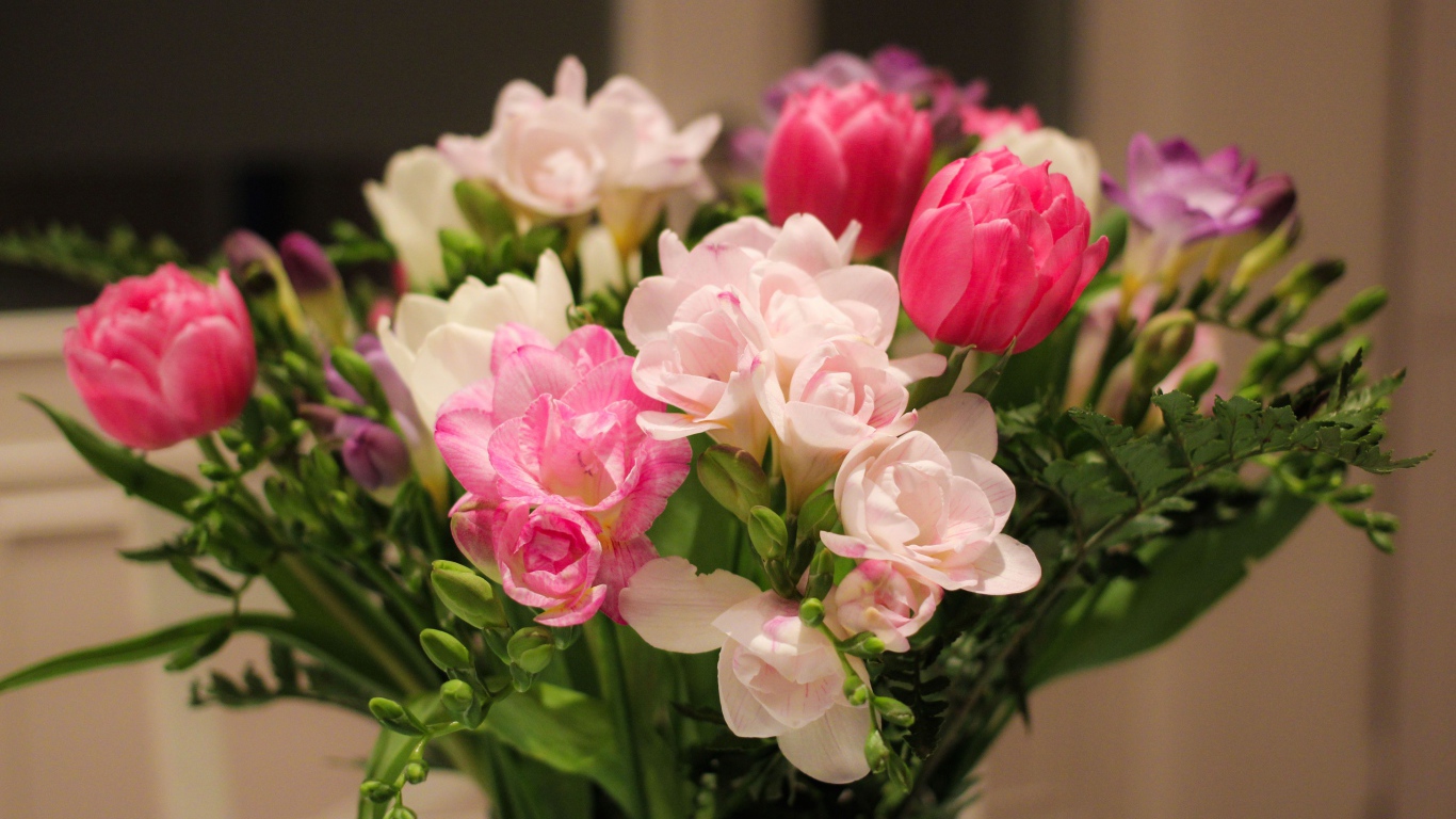 Красивый нежный весенний букет в вазе