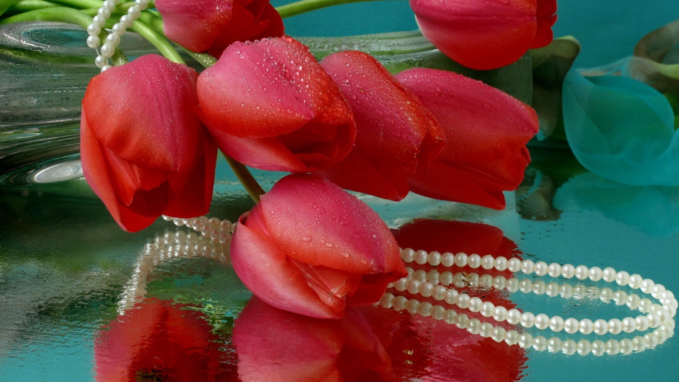 Букет красных тюльпанов и жемчужные бусы