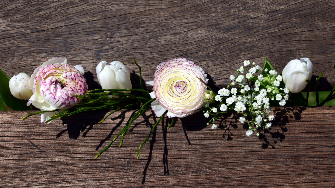 Цветы лютика, тюльпана и гипсофилы в ящике