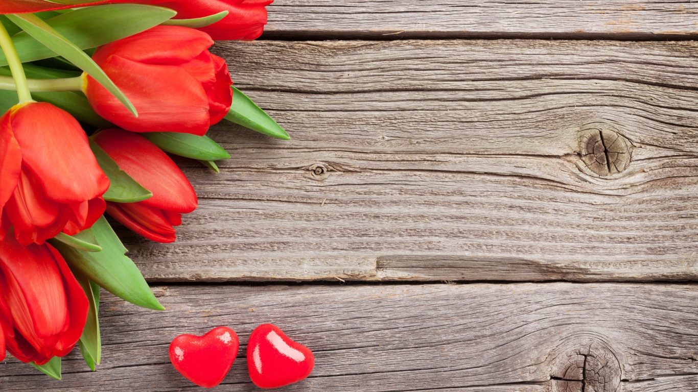 Красные тюльпаны на деревянном столе