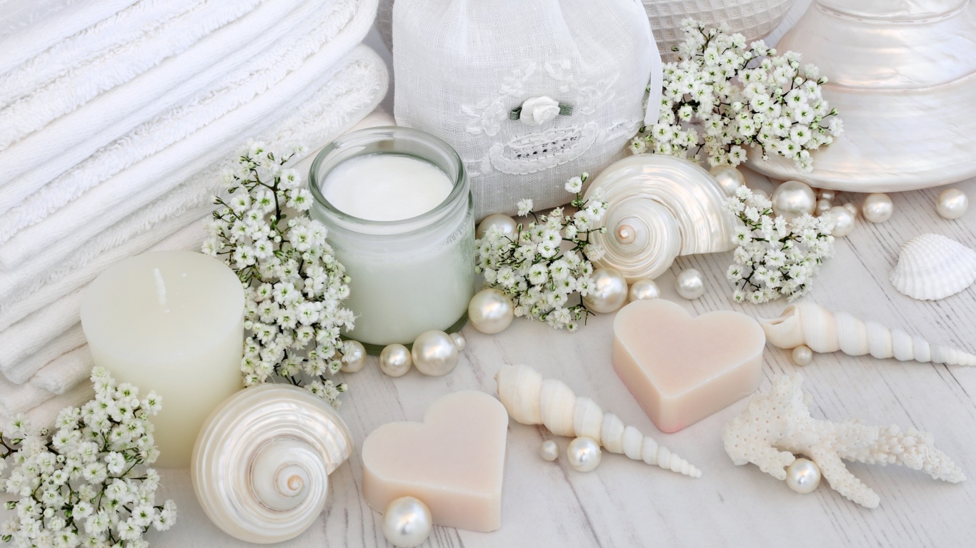 Мыло с бусами, цветами и мылом на столе 