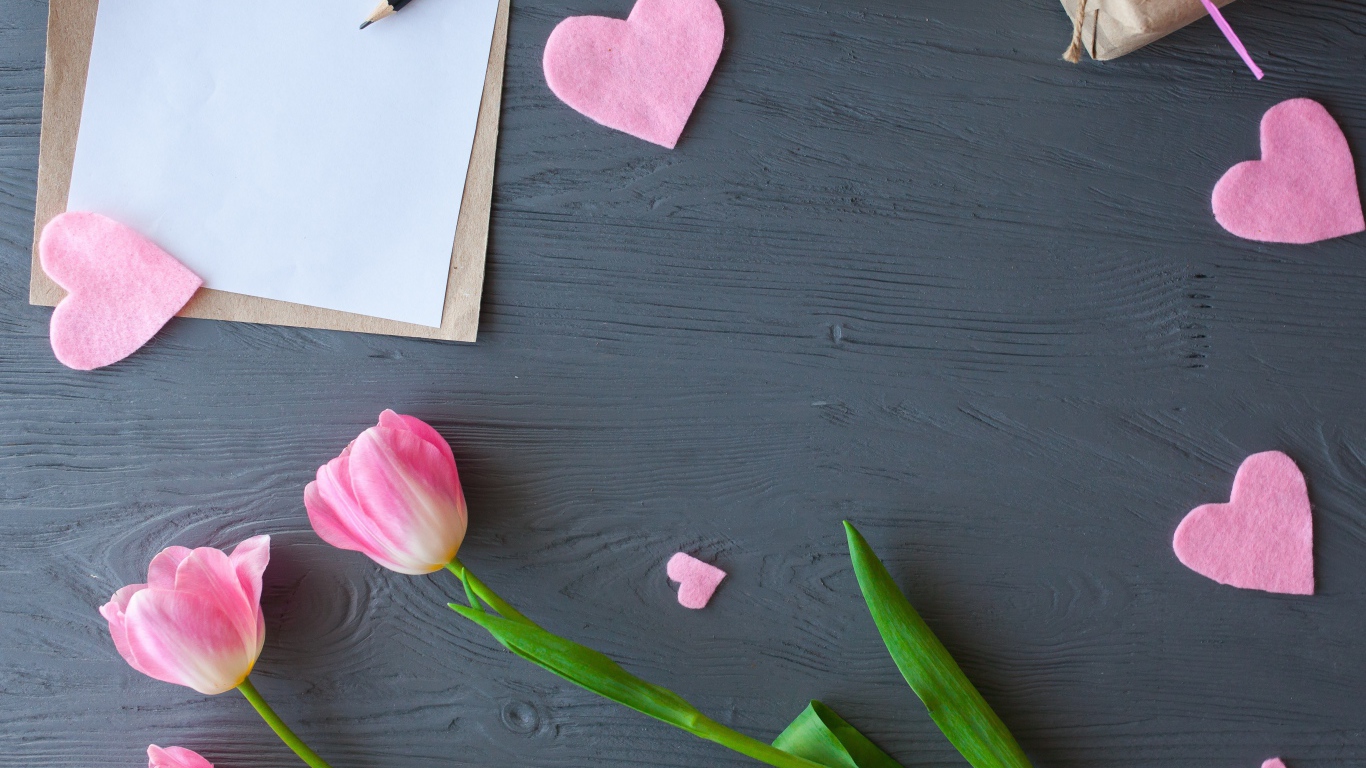 Тюльпаны, лист бумаги и сердечки на сером столе