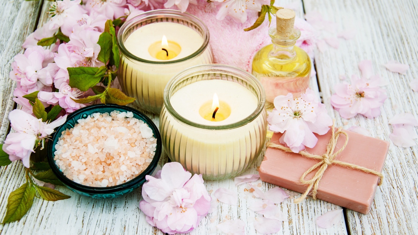 Две свечи, соль, мыло и цветы с маслом для SPA