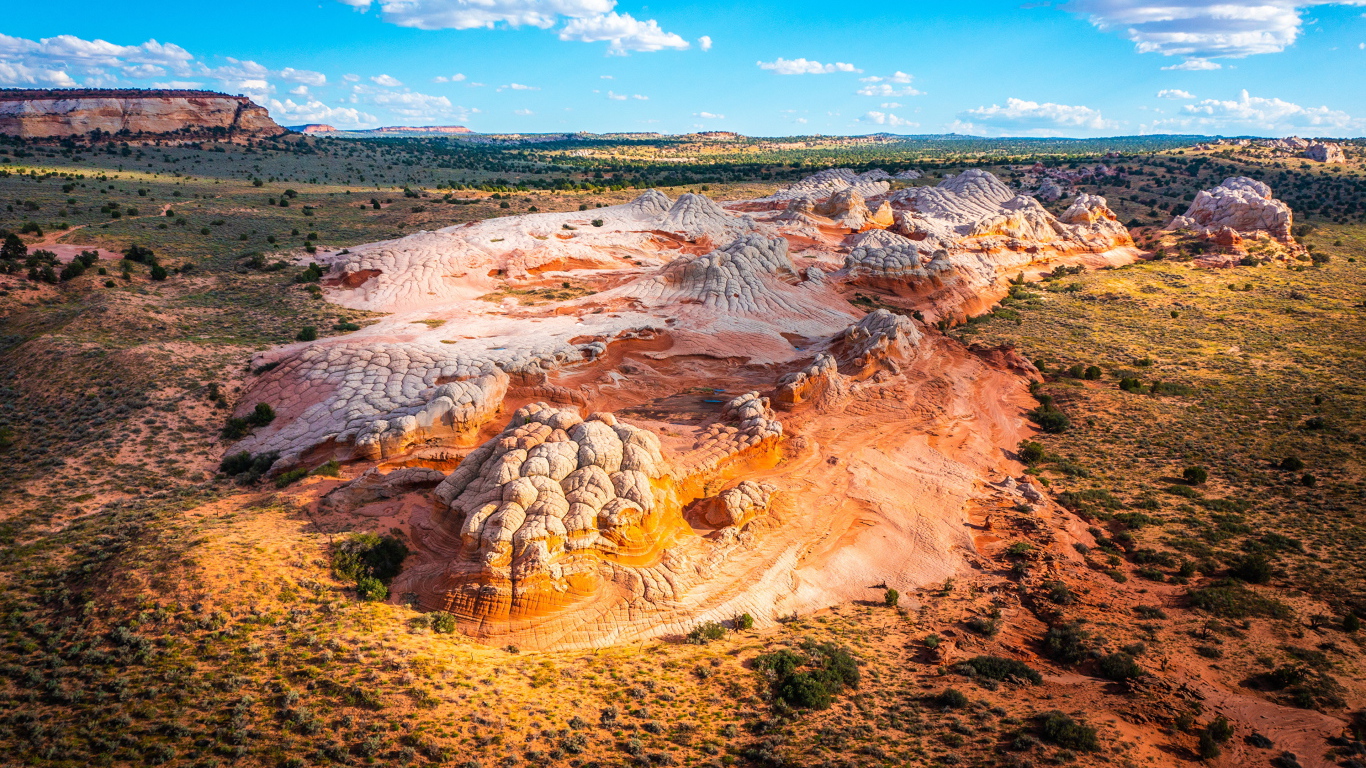 Красивый вид на соляные горы под голубым небом