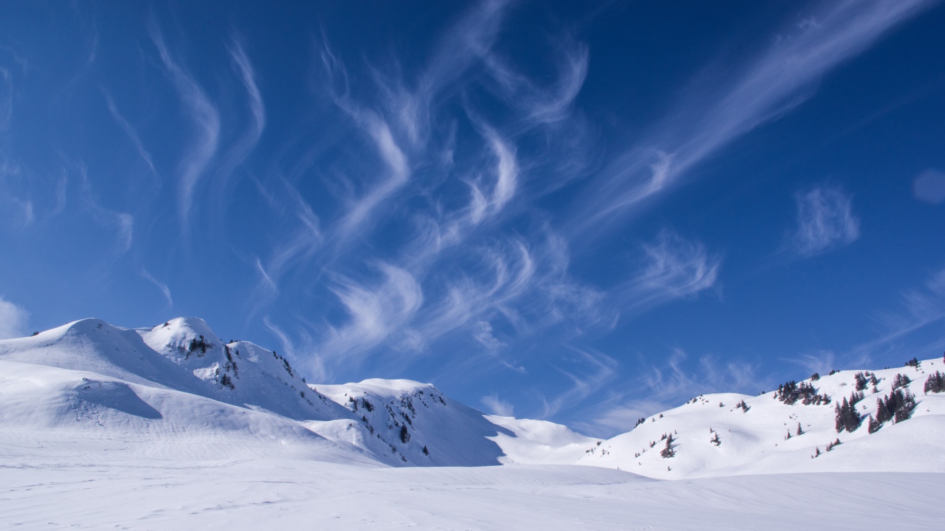 Красивое голубое небо над заснеженными горами 