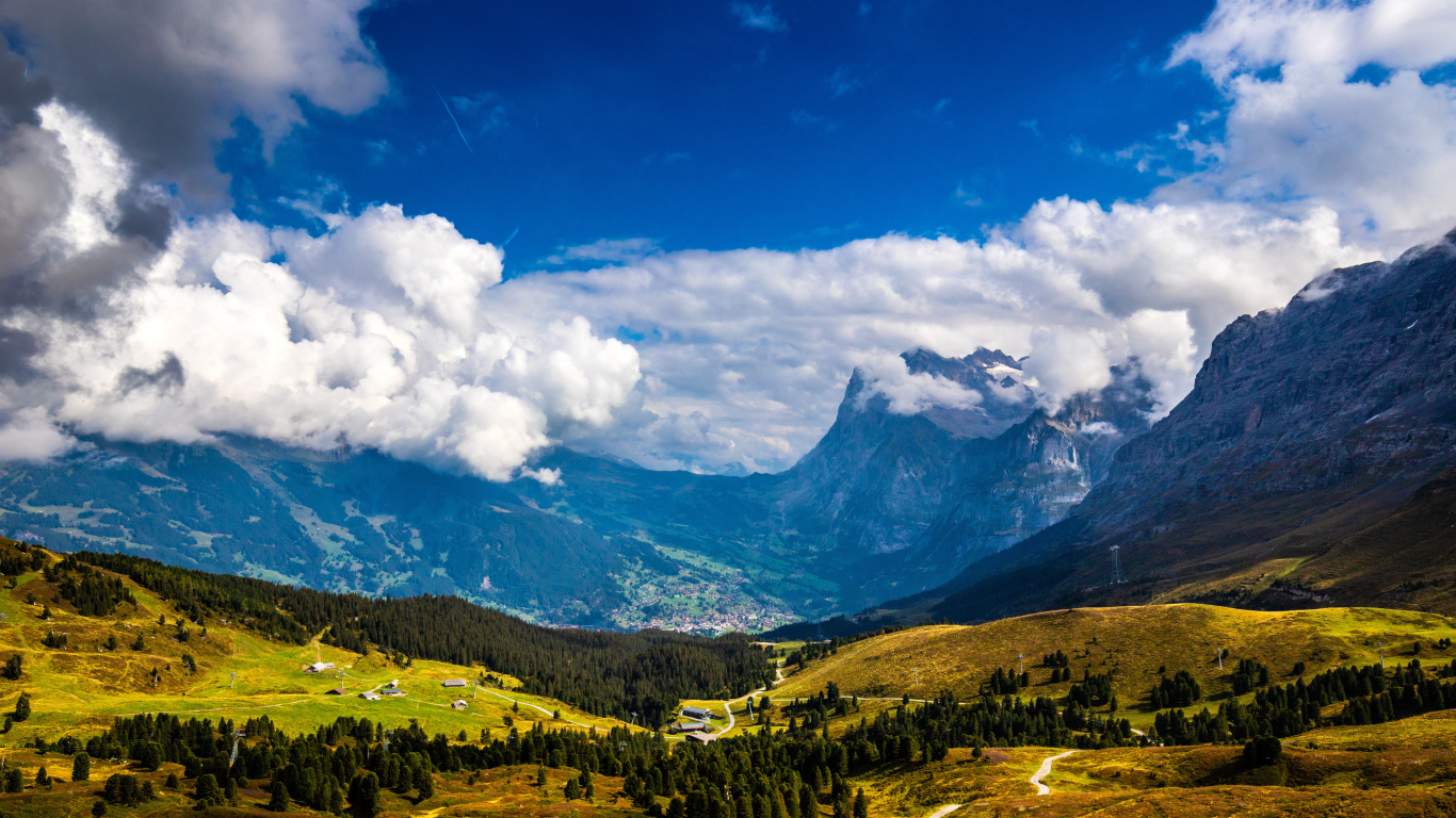 Красивый вид на горы под густыми белыми облаками
