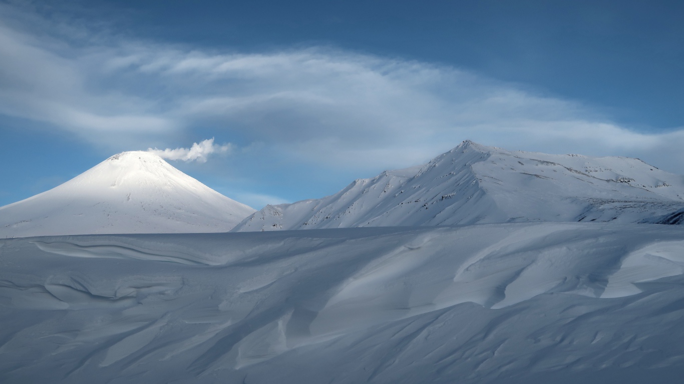 Красивые покрытые белым холодным снегом горы