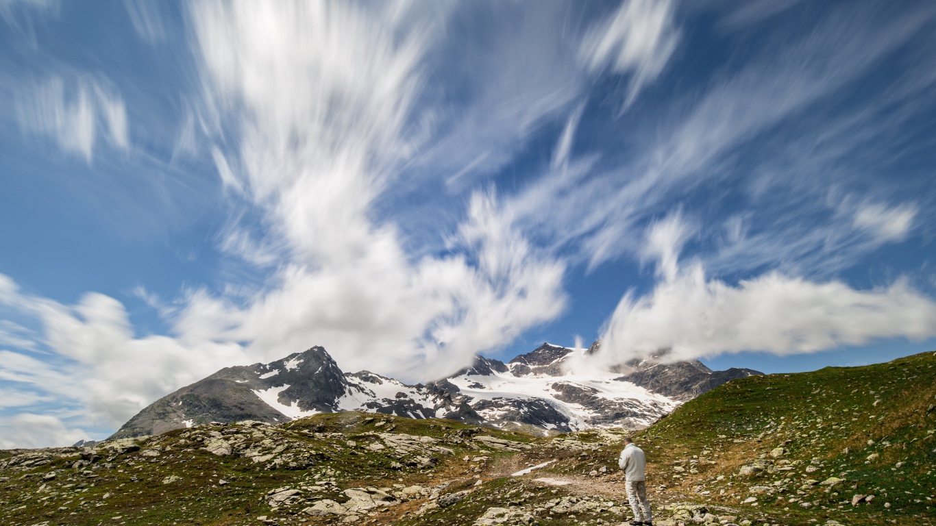 Красивое небо с белыми облаками над горой
