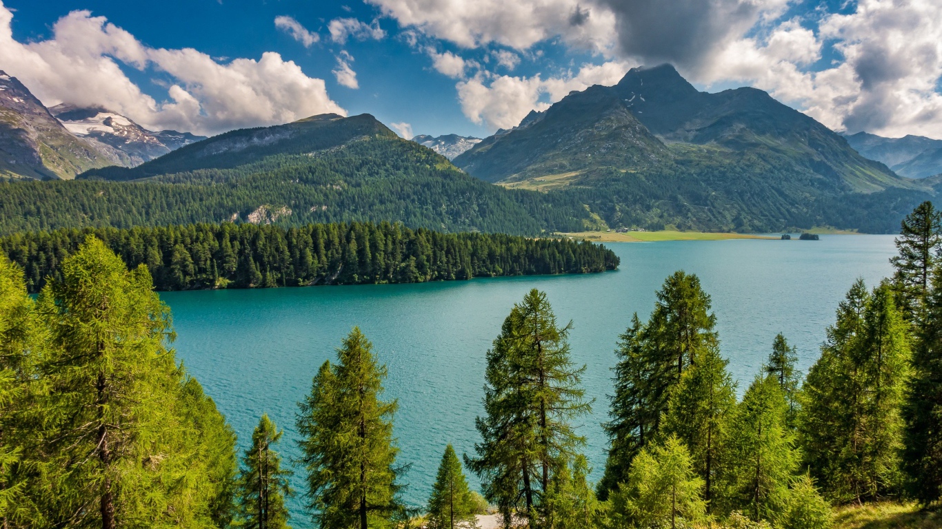 Красивый вид на горы и озеро под голубым небом