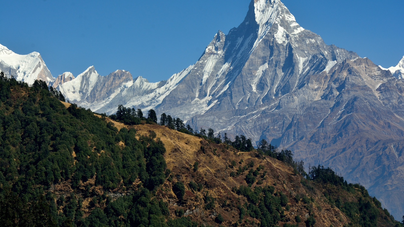 Красивый вид на острую заснеженную вершину горы