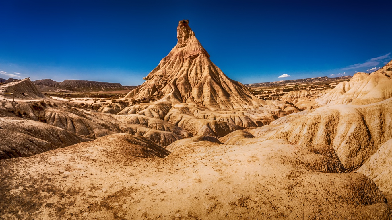 Вид на высокую гору в пустыне под голубым небом