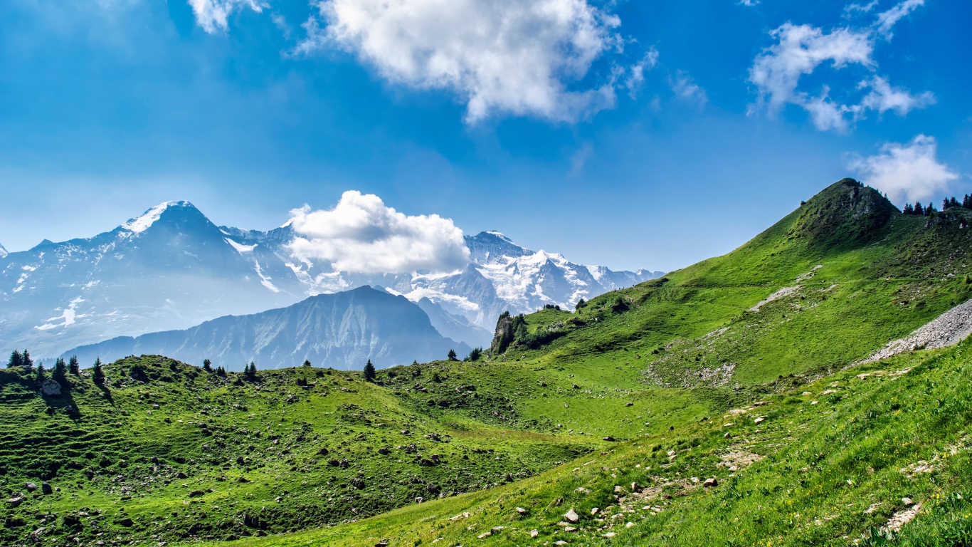 Белые облака над вершинами гор в голубом небе 