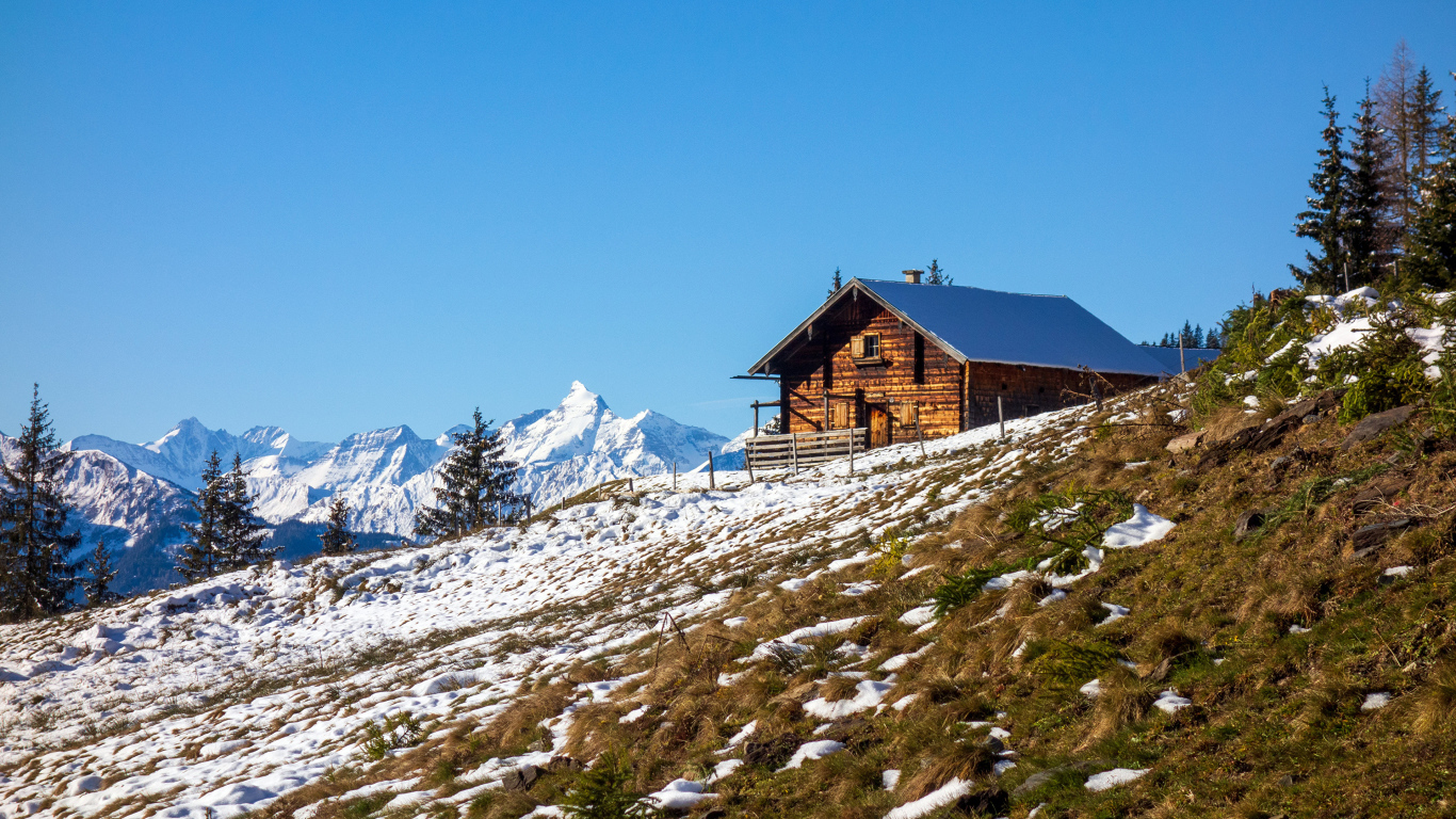 Деревянный дом на заснеженном склоне Альп