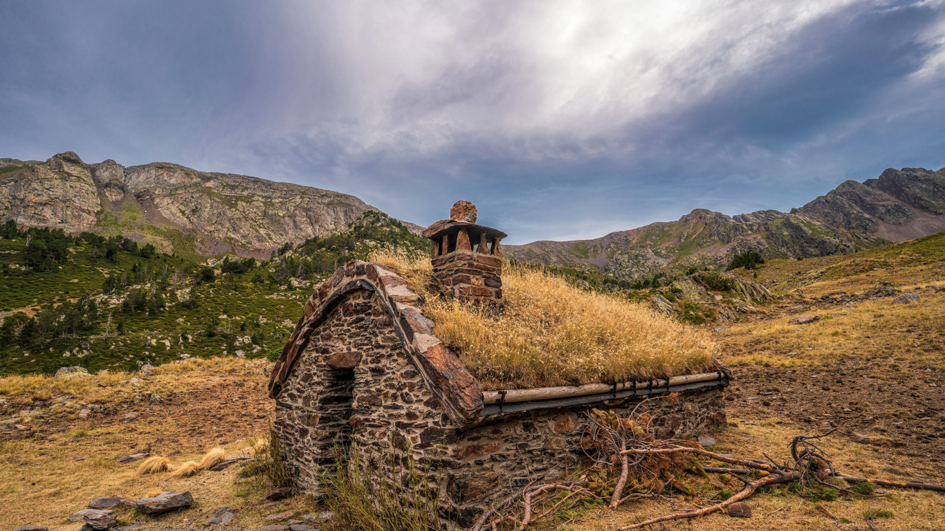 Маленький дом из камня покрыт мхом