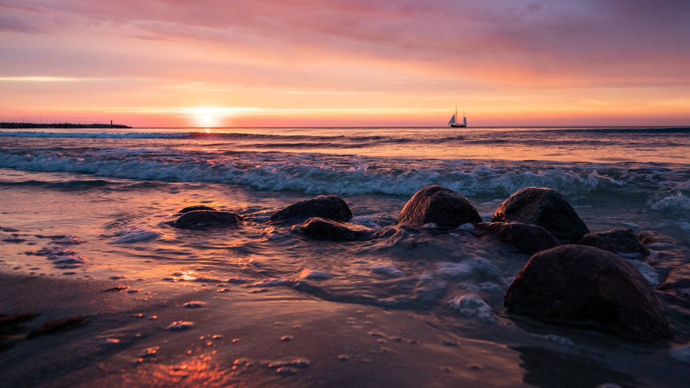 Валуны на берегу моря на мокром песке 
