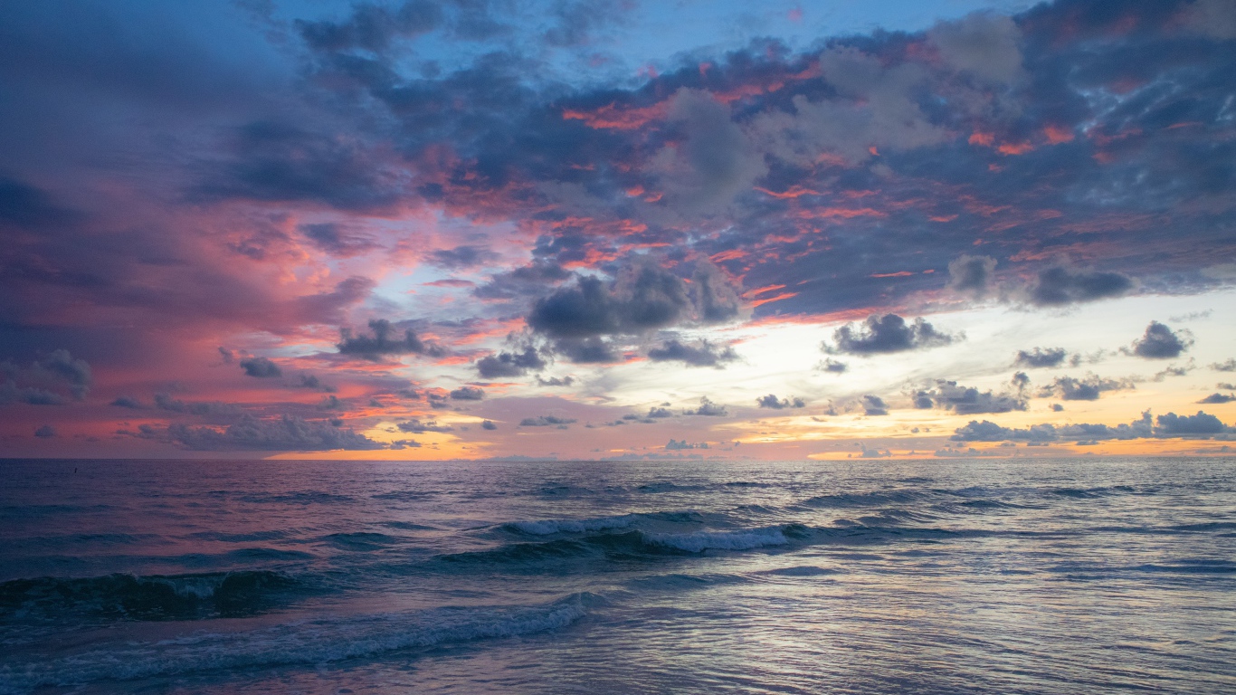 Спокойные морские волны в море на закате 