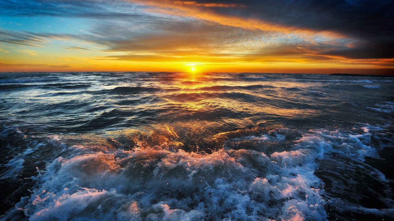 Волнующееся море на закате солнца 