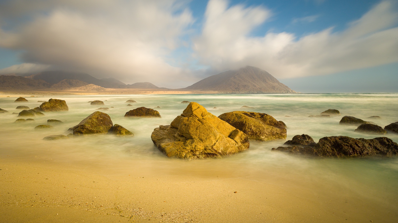 Большие валуны на берегу моря в океане 