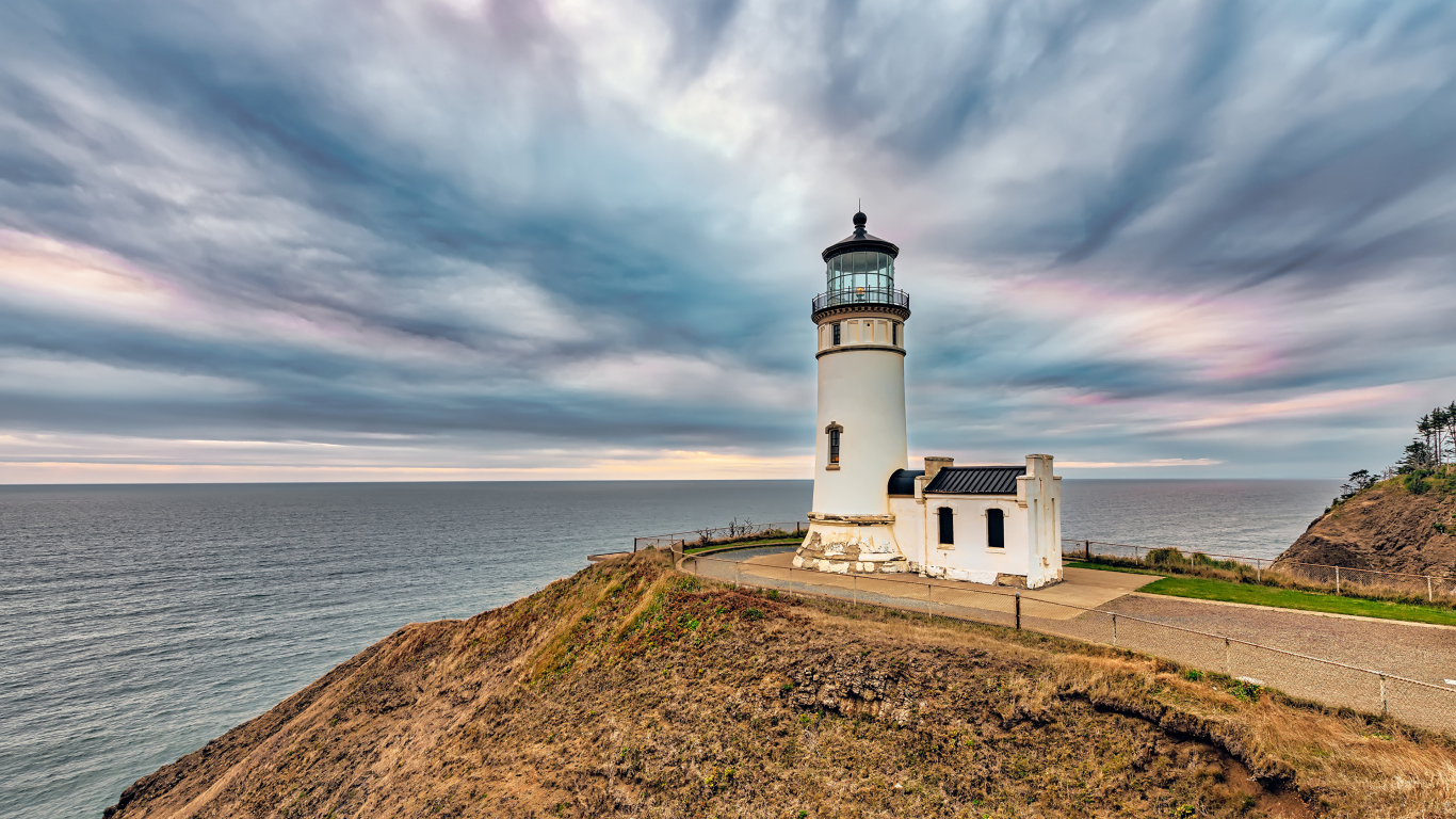 Маяк на берегу моря под красивым небом 