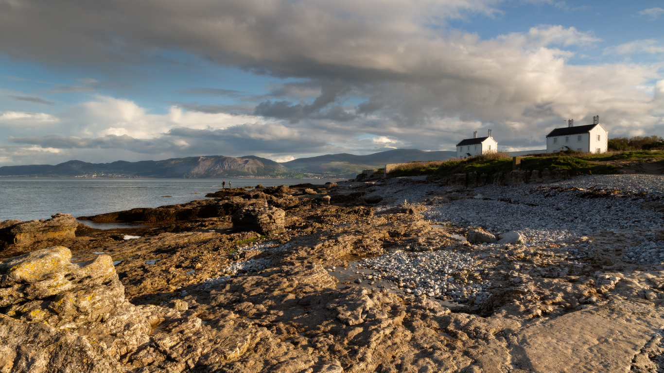 Низкие серые облака над каменным берегом у моря, Великобритания