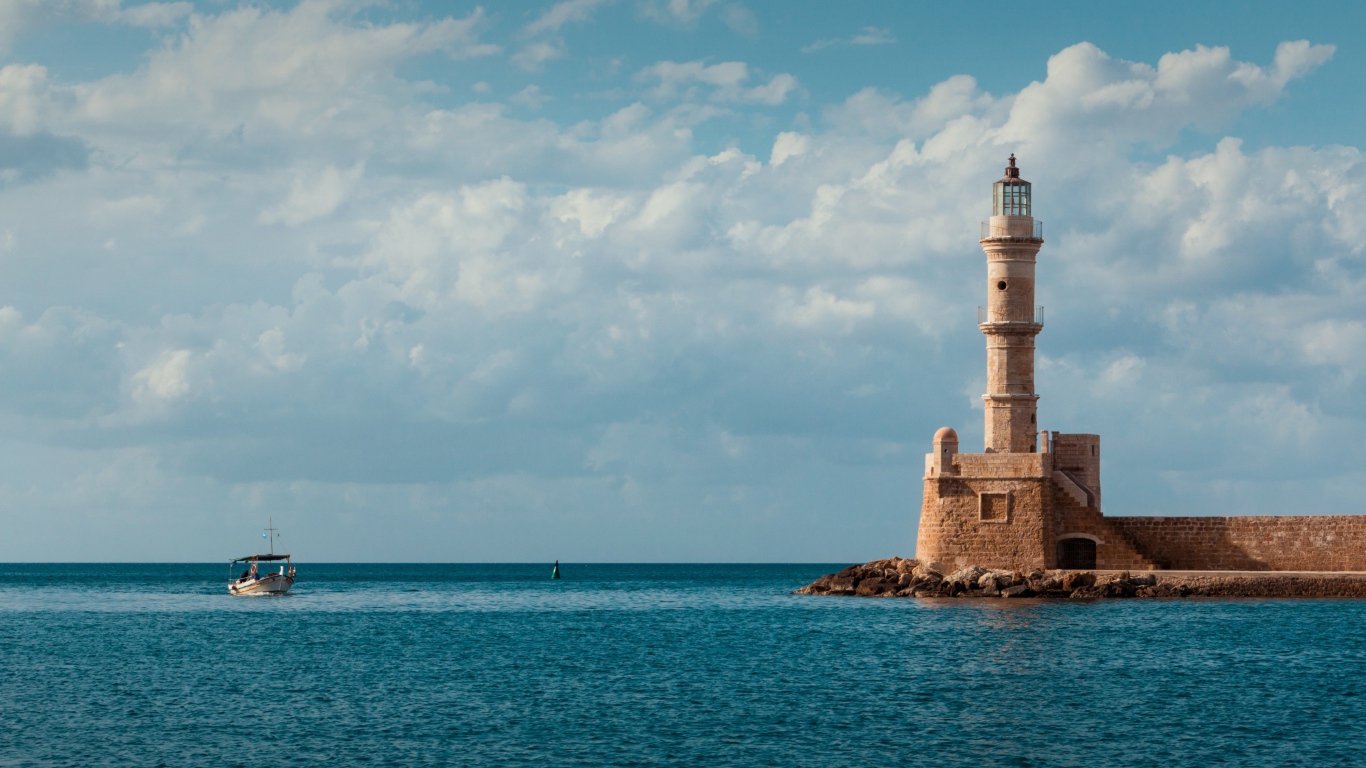 Старый красивый маяк на склоне у моря