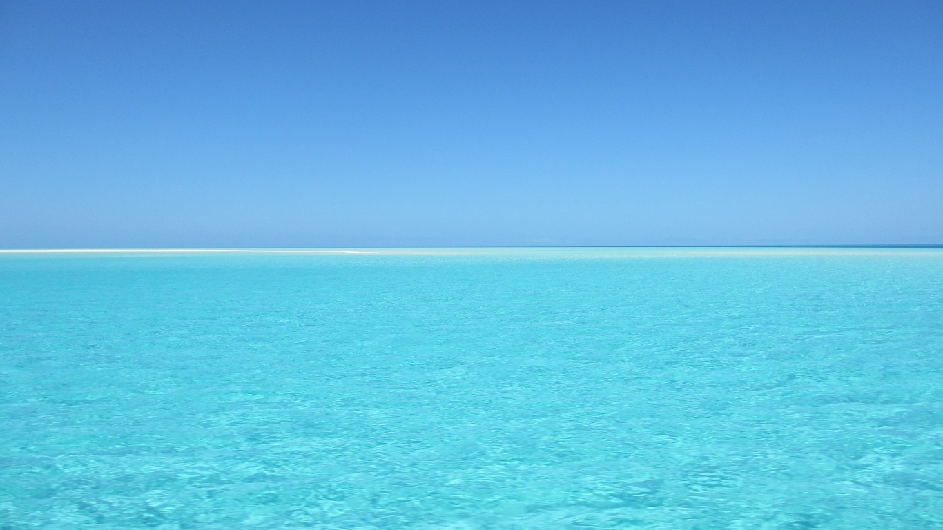 Нежная голубая гладь моря уходит в горизонт 