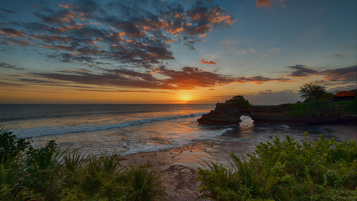 Красивый закат солнца на побережье