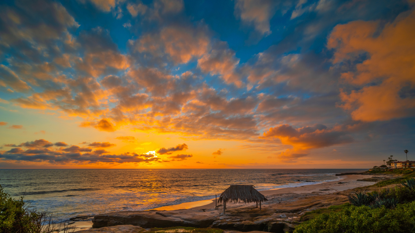Красивый закат солнца над спокойным морем 
