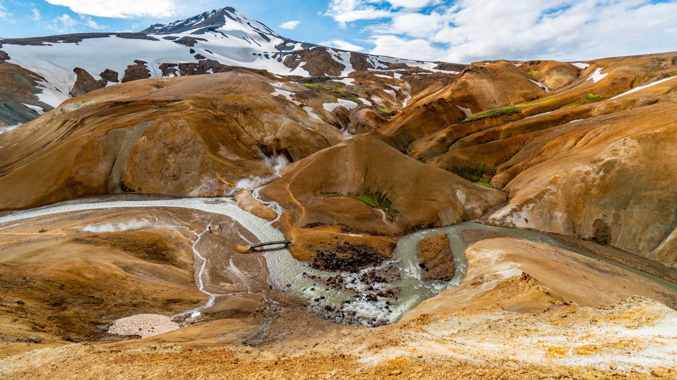 Старый потухший вулкан с рекой