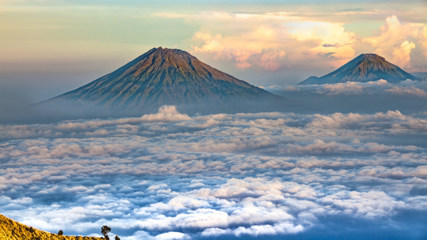 Вид на вершины спокойных вулканов 