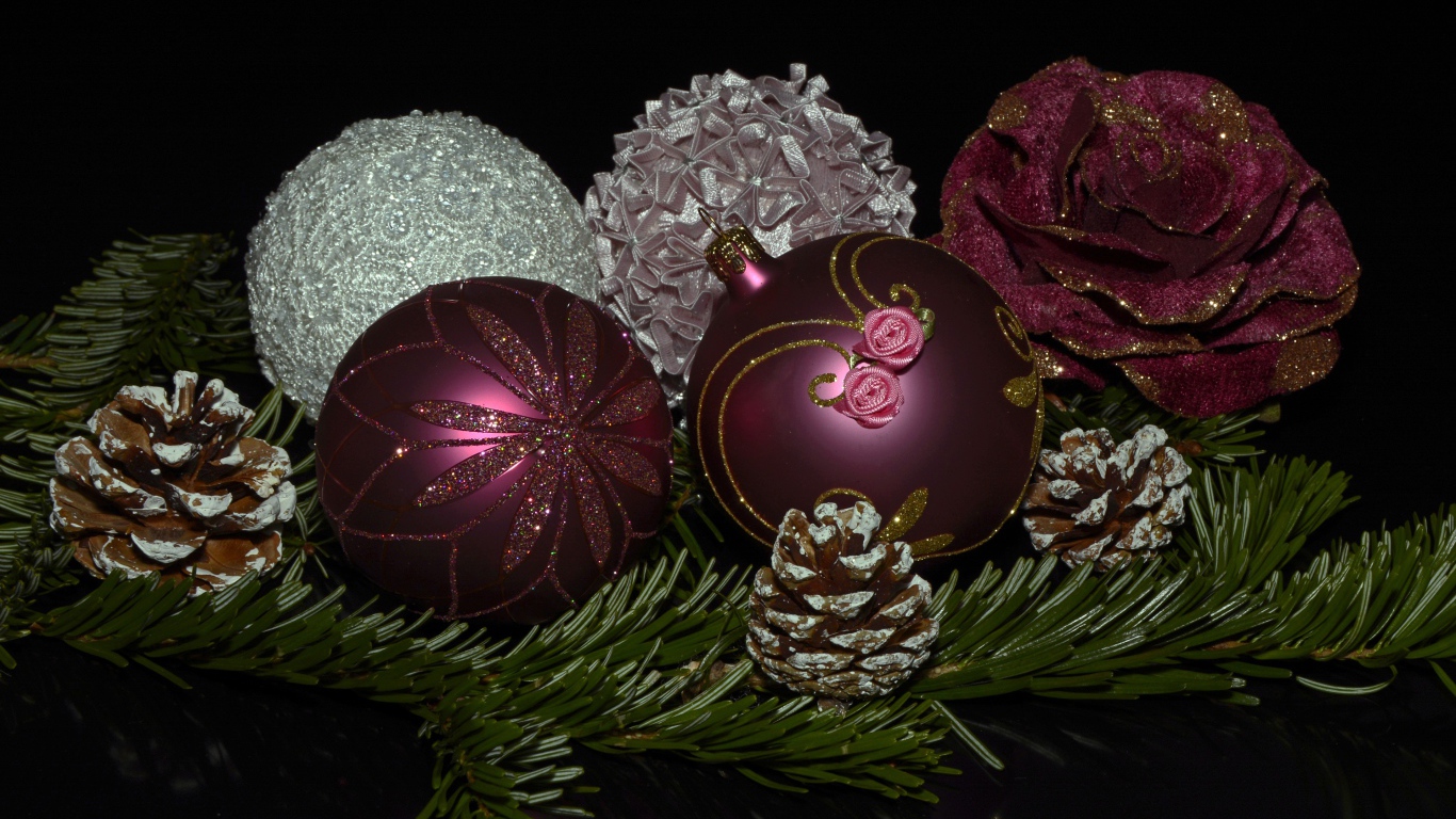 Красивые елочные игрушки с веткой на черном фоне 