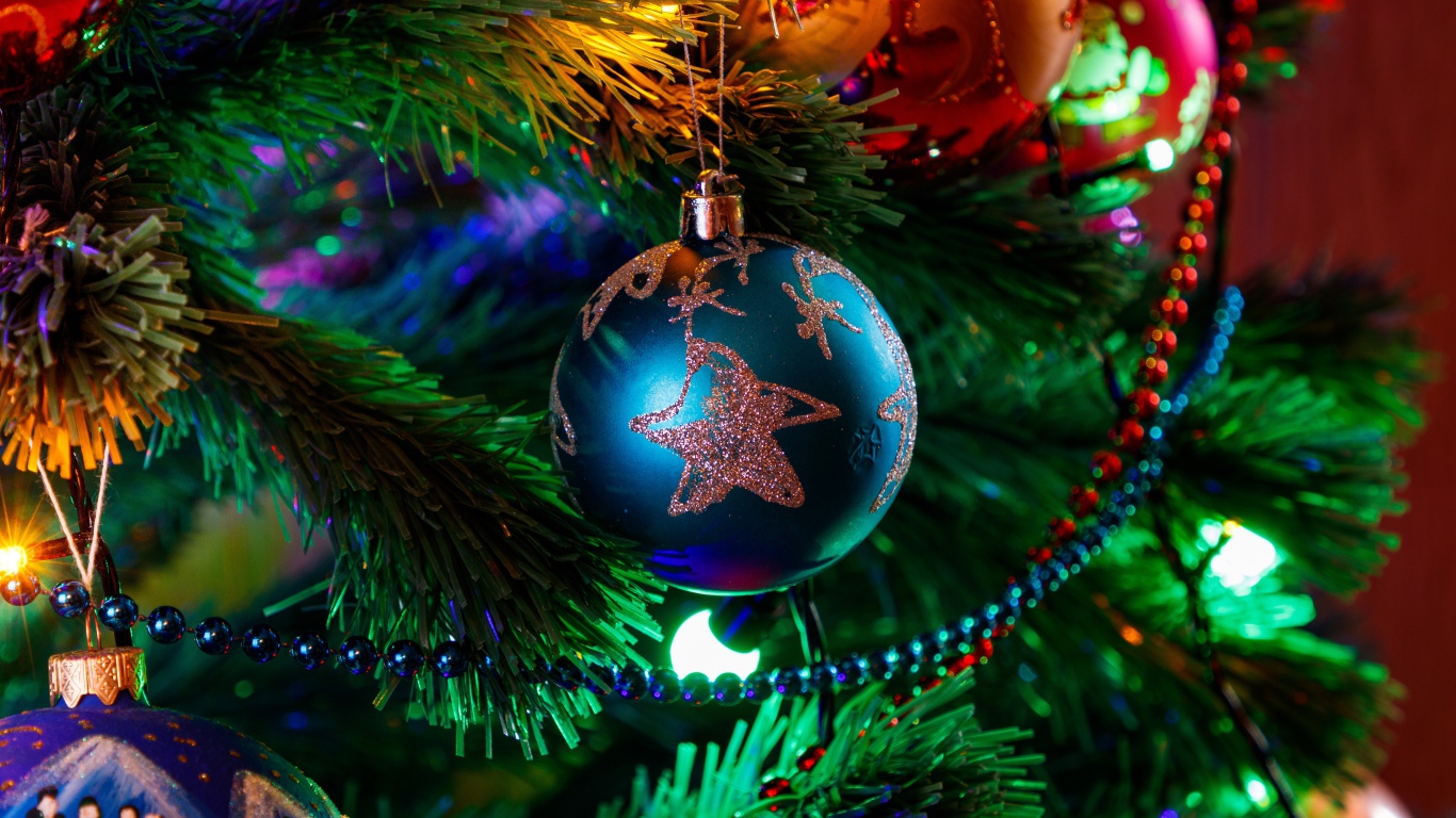 Красивый синий шар на новогодней елке 