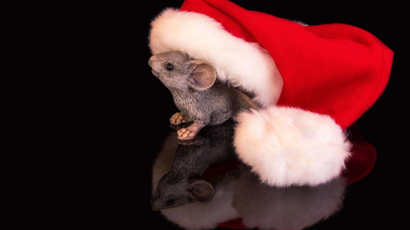 Статуэтка мышка с красным колпаком на черном фоне 