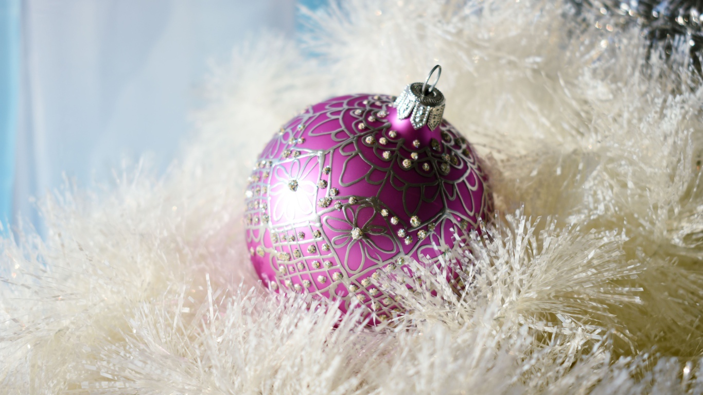 Розовый шарик с белой мишурой на новый год
