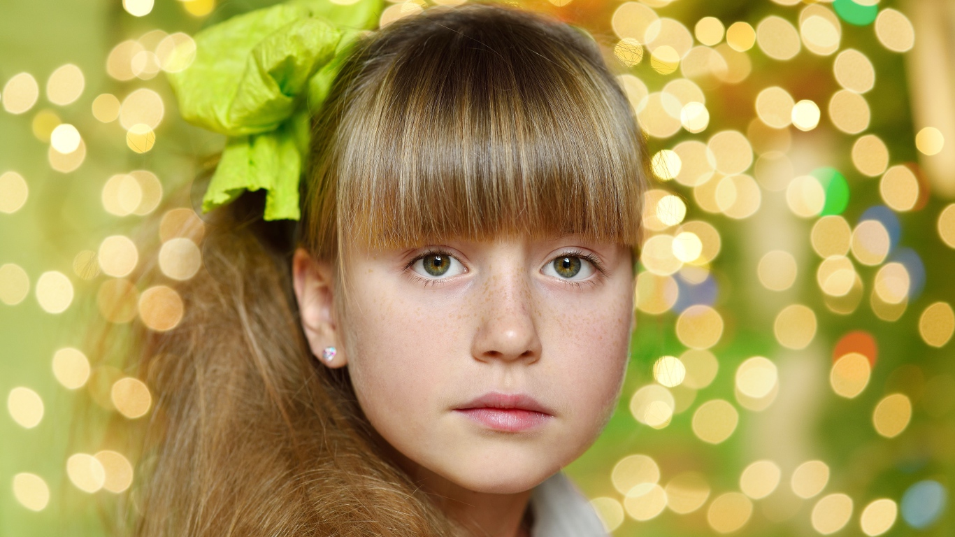 Красивая девочка с длинными волосами и длинной челкой