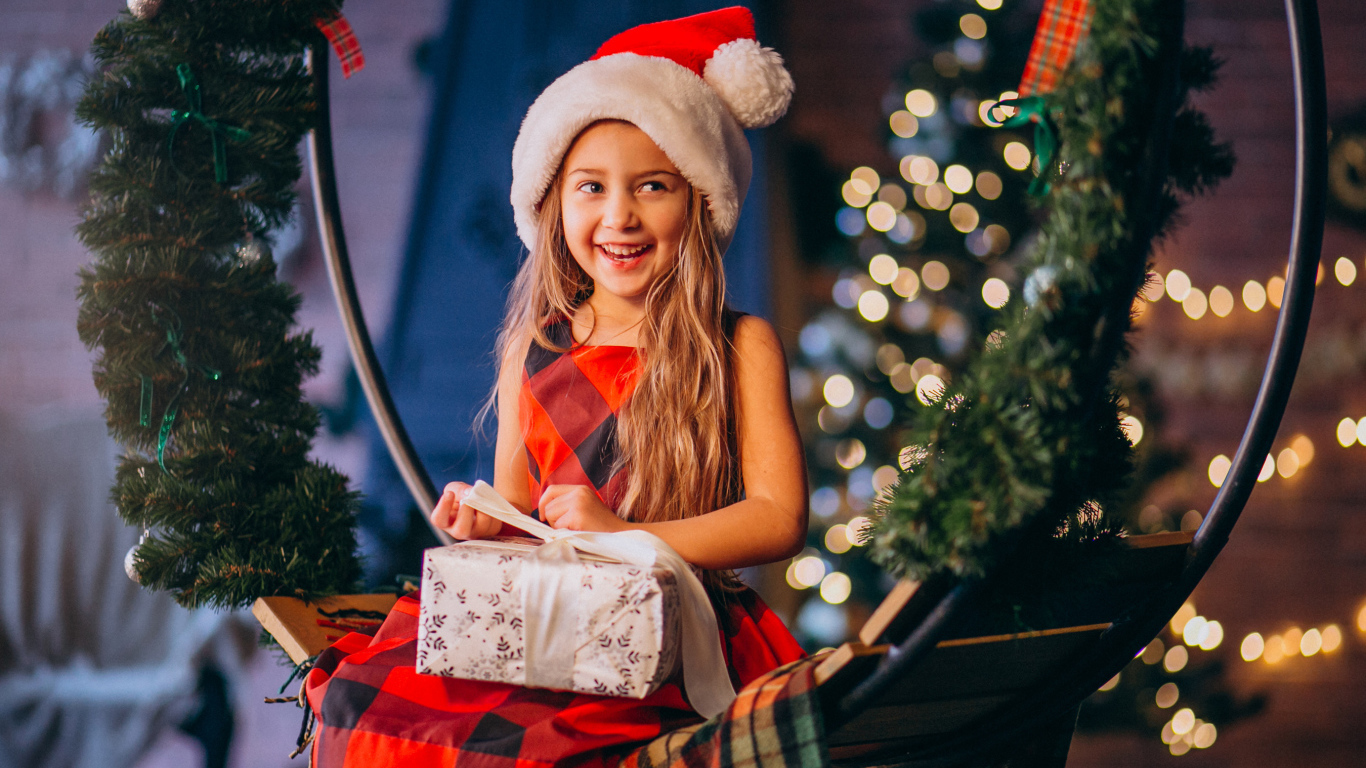 Красивая улыбающаяся девочка с подарком на новый год 2022 