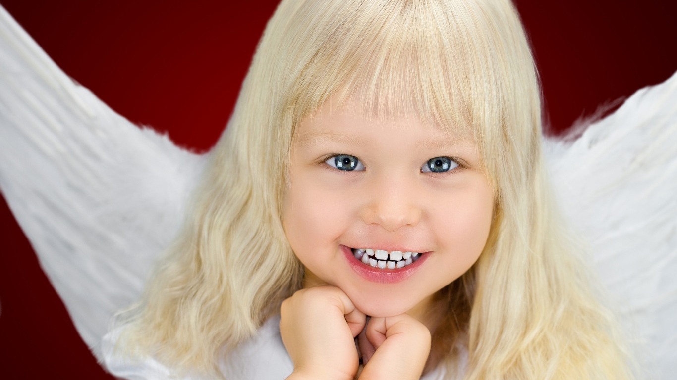 Голубоглазая девочка блондинка с крыльями ангела 