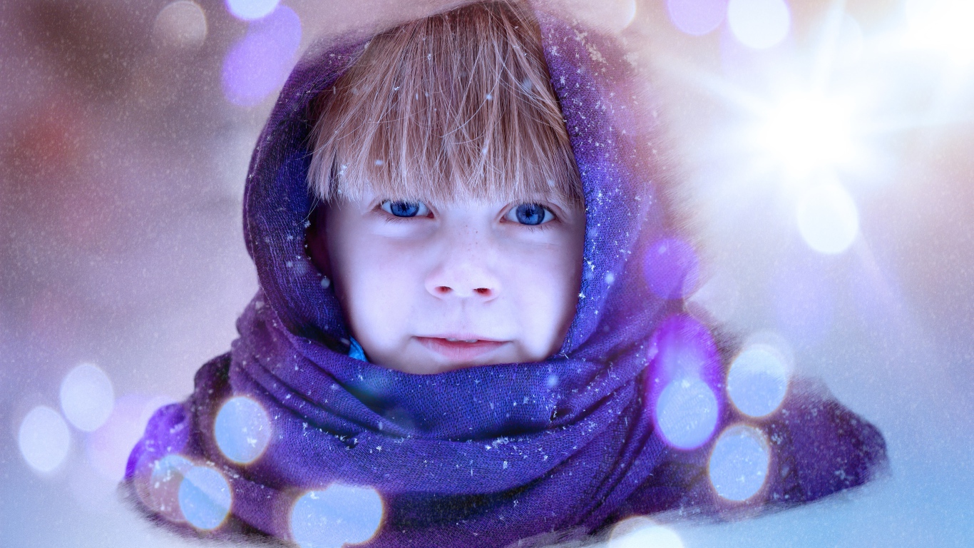 Голубоглазая девочка в синем платке 